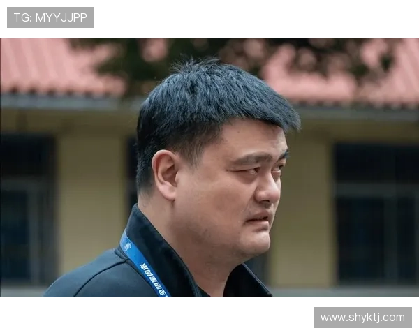 短发女神姚明的魅力瞬间展现，打破传统审美的时尚风潮